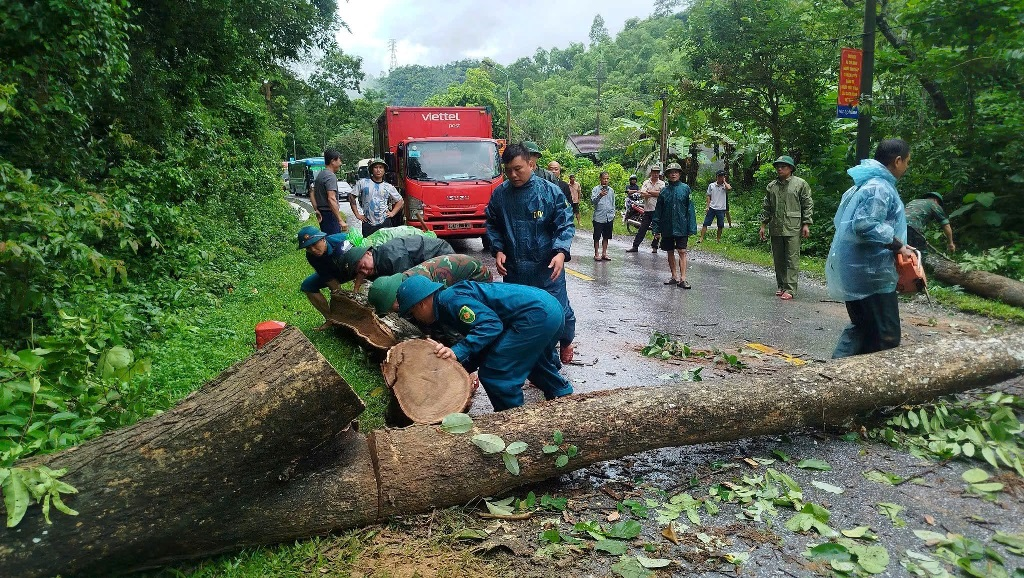 Nghệ An: Mưa lớn cuốn trôi cầu, nhiều nơi bị ngập lụt, chia cắt